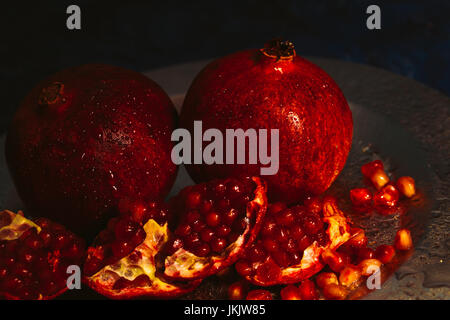 Rosso melograno sul metallo una piastra Foto Stock