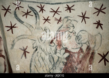 Danese religioso medievale affresco del XII secolo in stile romanico Chiesa Kvaerkeby raffigurante il diavolo che sussurra qualcosa per una birra dri Foto Stock