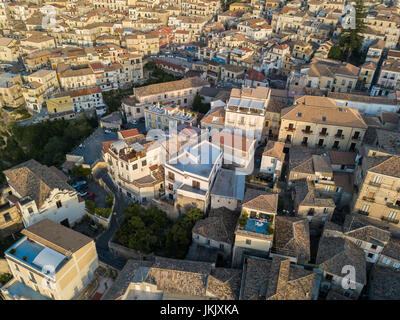 Vista aerea del Pizzo Calabro al tramonto, Calabria, Italia. Le case sulla roccia visibile dal mare Foto Stock