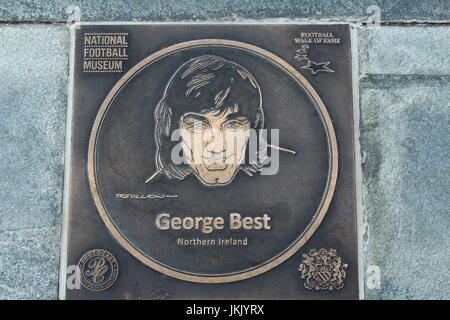 George Best targa di bronzo sul calcio Walk of Fame presso il Museo Nazionale del Calcio, Manchester, Inghilterra Foto Stock