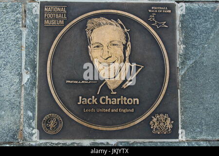 Jack Charlton targa di bronzo al Museo Nazionale del Calcio Calcio Walk of Fame - Manchester, Inghilterra Foto Stock