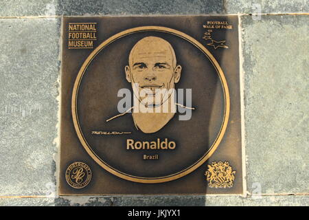 Ronaldo Football Walk of Fame targa di bronzo al calcio Nazionale Museo (Ronaldo Luís Nazário de Lima) Foto Stock