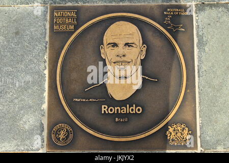 Ronaldo Football Walk of Fame targa di bronzo al calcio Nazionale Museo (Ronaldo Luís Nazário de Lima) Foto Stock