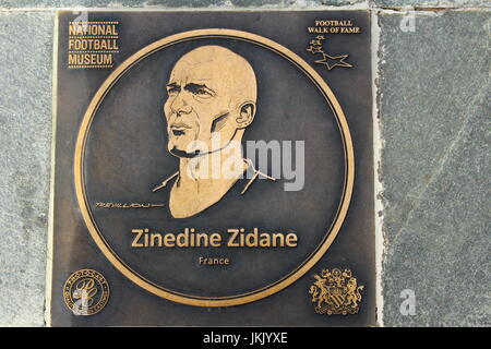 Zinedine Zidane targa di bronzo sul calcio Walk of Fame al Museo Nazionale del Calcio, Manchester, Inghilterra Foto Stock