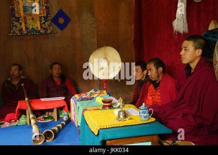 Monaci Bhuddist durante la sessione di preghiera a Phobjikha elemntary school, Phobjikha valley, Bhutan Foto Stock