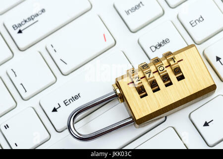 Il computer e la sicurezza online con tastiera e lucchetto Foto Stock