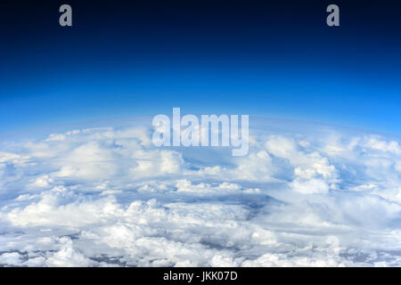 Nuvole, una vista dalla finestra di aeroplano Foto Stock