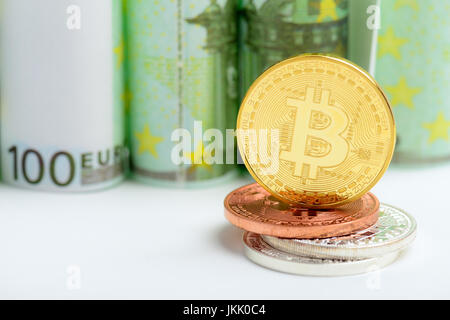 Golden Bitcoin sulle banconote in euro sullo sfondo di denaro Foto Stock