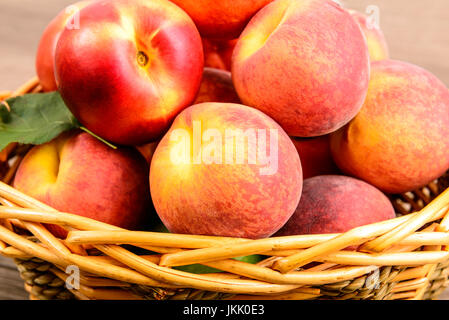 Mature le pesche in cesto vista ravvicinata Foto Stock