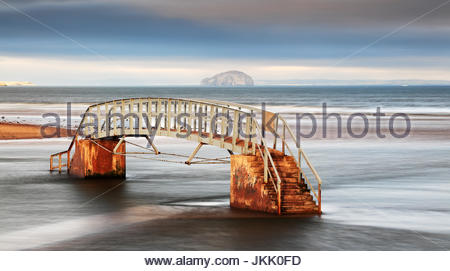 Il ponte a nulla dalla riva di Belhaven bay con il Bass rock in distanza, Dunbar, North Berwick.