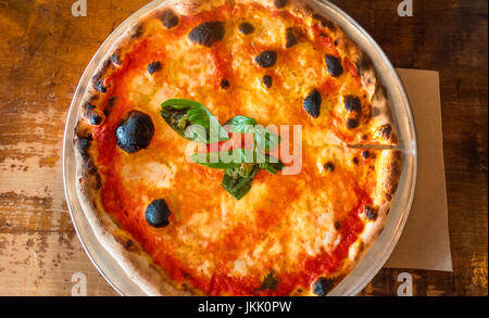 Pizza Margharita, una classica pizza napoletana con mozzarella, pomodoro e basilico, creando i colori della bandiera italiana: il bianco, il rosso e il verde Foto Stock