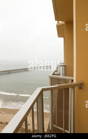 Una vista di Ventura Pier spiaggia da un balcone al Crowne Plaza Ventura Beach, Ventura, California, Stati Uniti, America del Nord Foto Stock