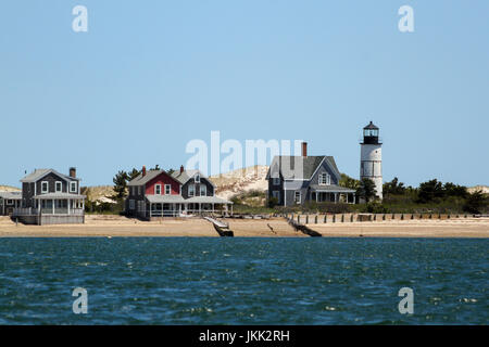 Sabbia colonia collo cottages e sabbiosa e collo, faro di Cape Cod, Massachusetts, Stati Uniti, Nord America. Foto Stock