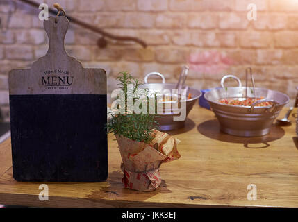 Mock up Menu frame sulla tabella nel bar ristorante cafe Foto Stock