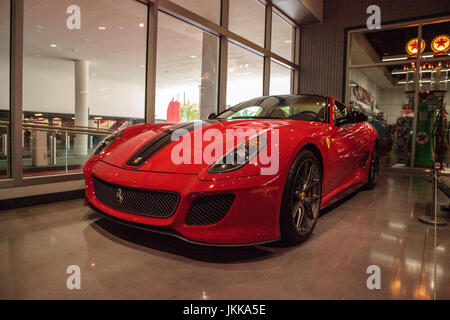 Los Angeles, CA, Stati Uniti d'America - Luglio 23, 2017: Rosso 2010 Ferrari 599 GTO visualizzati al Petersen Automotive Museum. Uso editoriale. Foto Stock