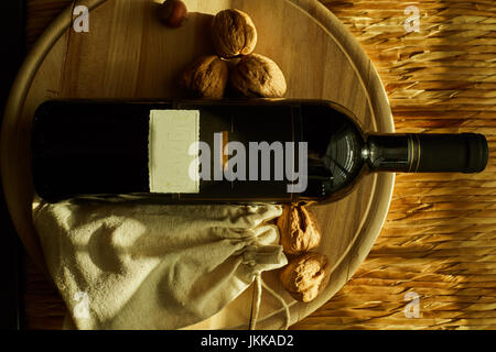 Sfondo di cibo con un bicchiere di vino rosso, noci Foto Stock