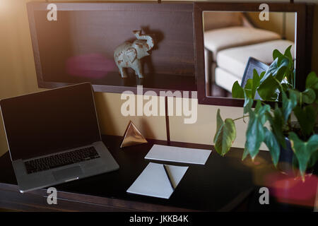 Roba per ufficio con la compressa, laptop e la tazza di caffè mouse notepad vista top shot.tono scuro Foto Stock