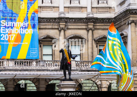 Statua di Joshua Reynolds, Mostre estive 2017 banner "Vento" Scultura da Yinko Shonibare, Royal Academy Burlington House Piccadilly London Inghilterra England Foto Stock