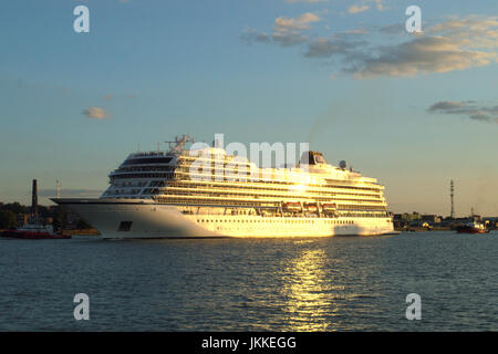 Nave da crociera Viking Sky capi lungo il Tamigi Foto Stock