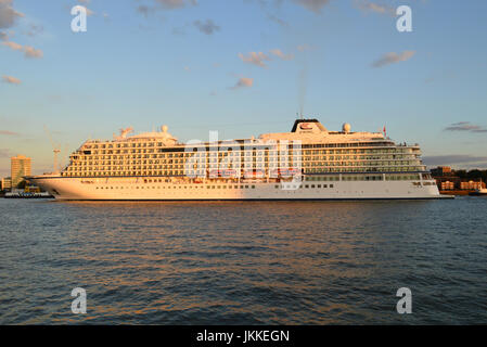 Nave da crociera Viking Sky capi lungo il Tamigi Foto Stock