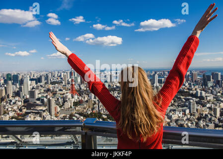 Felice giovane donna con le sue mani verso l'alto. Foto Stock