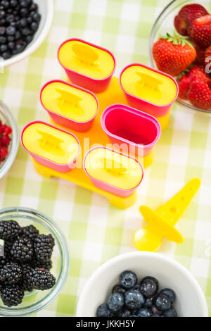 Estate popsicles home realizzato da bacche. Foto Stock