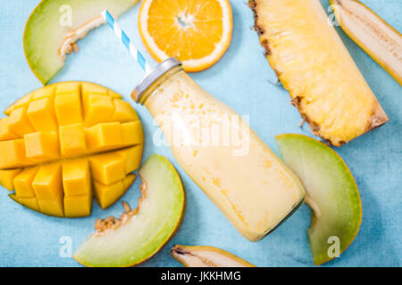 Appartamento laici frullato tropicale, il concetto di dieta. Foto Stock