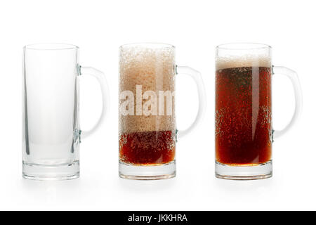 Tre pinte di birra scura. Vuoto, mezzo pieno e completo. Isolato su bianco, percorso di clipping incluso Foto Stock