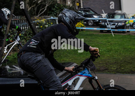 Mountain bike rider battenti in discesa su una strada nella città di Sheffield UK. Foto Stock