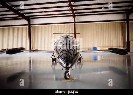 Nero privato degli anni settanta vintage Jet Lear, parcheggiata in un aeroporto appendiabiti, all aeroporto di bessemer, bessemer ALABAMA, Stati Uniti d'America. Foto Stock