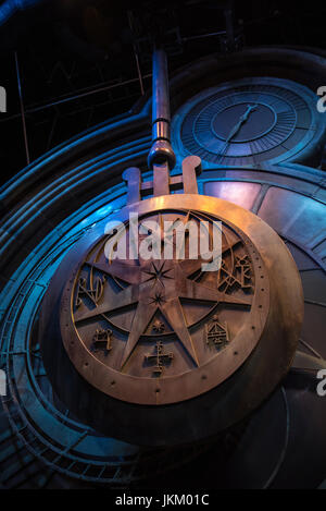 LEAVESDEN, Regno Unito - 19 giugno 2017: l'oscillazione torre dell orologio a pendolo, prop sul display alla realizzazione di Harry Potter Studio Tour al Warner Bros Studi Foto Stock