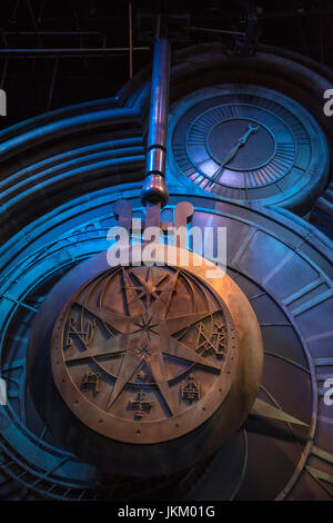 LEAVESDEN, Regno Unito - 19 giugno 2017: l'oscillazione torre dell orologio a pendolo, prop sul display alla realizzazione di Harry Potter Studio Tour al Warner Bros Studi Foto Stock