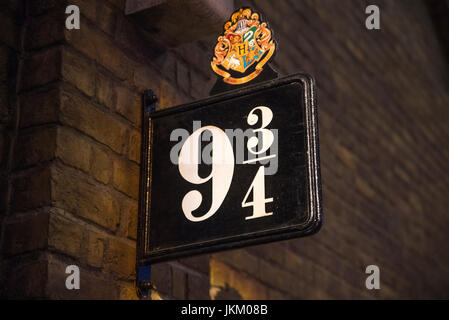LEAVESDEN, Regno Unito - 19 giugno 2017: Il segno per la piattaforma 9 3/4 alla realizzazione di Harry Potter Studio tour al Warner Bros Studi di Leavesden, UK, su Foto Stock