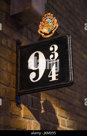 LEAVESDEN, Regno Unito - 19 giugno 2017: Il segno per la piattaforma 9 3/4 alla realizzazione di Harry Potter Studio tour al Warner Bros Studi di Leavesden, UK, su Foto Stock