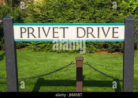 LEAVESDEN, Regno Unito - 19 giugno 2017: il cartello stradale per Privet Drive alla realizzazione di Harry Potter Studio tour al Warner Bros Studi di Leavesden, U Foto Stock