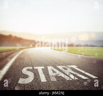 Avviare scritto al suolo su una strada al tramonto Foto Stock