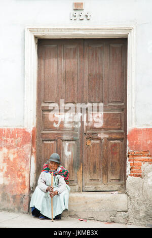 Vecchia donna boliviana in costume tradizionale. Potosi, Bolivia, Sud America Foto Stock