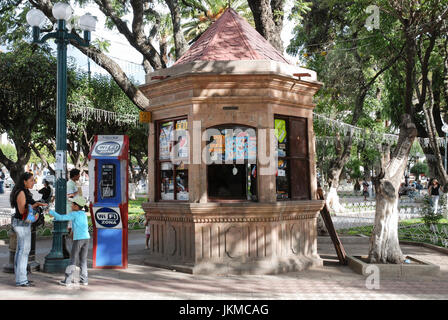 Chiosco in Plaza 25 de Mayo, Sucre piazza principale. Sucre, Bolivia, Sud America Foto Stock