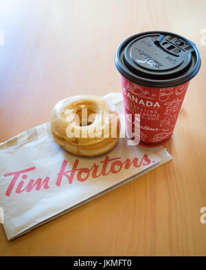 Un Tim Hortons maple dip a ciambella e caffè. Foto Stock