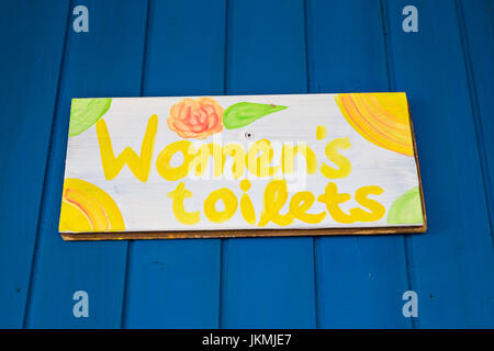 Dipinto a mano iscrizione wc per le donne, wc segno Foto Stock