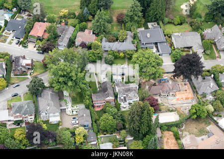 Vista aerea di case di lusso in Broadmoor, Seattle, Washington, Stati Uniti d'America Foto Stock