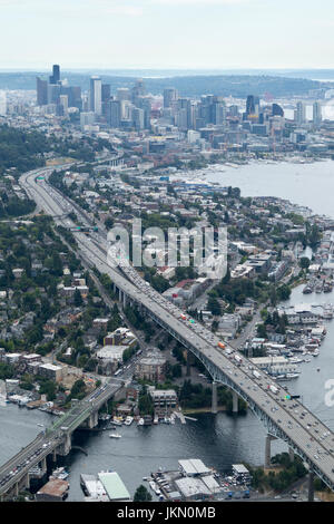 Vista aerea di Eastlake Avenue attraversata dalla autostrada I-5, Seattle, nello Stato di Washington, USA Foto Stock