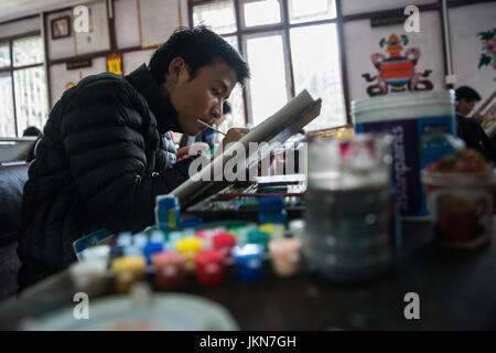 GANGTOK, India - 3 dicembre 2016: tirocinante in formazione in Thangka tradizionale pittura presso la presso la direzione di Artigianato & telai Foto Stock