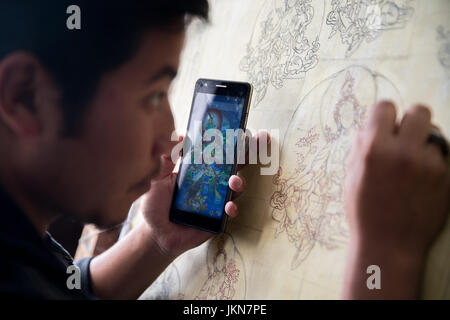 GANGTOK, India - 3 dicembre 2016: tirocinante in formazione in Thangka tradizionale pittura presso la presso la direzione di Artigianato & telai Foto Stock