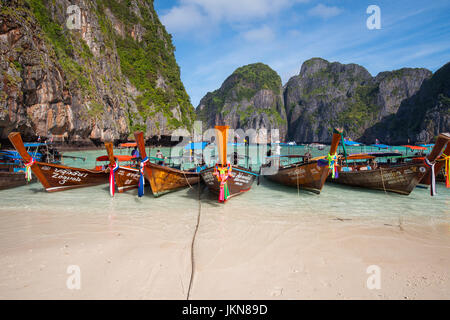 KRABI, Tailandia - 4 DICEMBRE : colorato long tail barche alla bellissima spiaggia su uno sfondo di cielo blu e azzurro mare e rocce calcaree, Phi Phi Isla Foto Stock