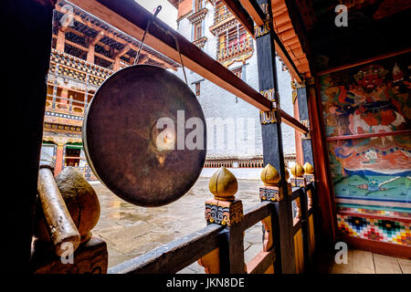 Preghiera campana in un dzong in Paro, Bhutan - Luglio 2017 Foto Stock