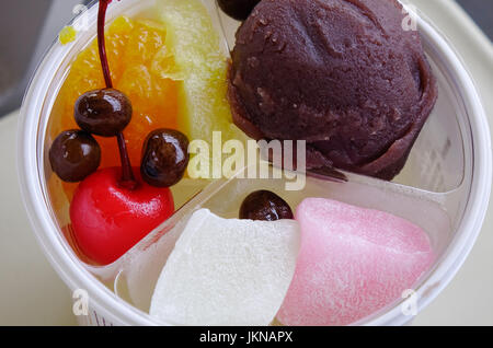 Dolce stile Giapponese con torte di frutta e la crema di latte. Close up. Foto Stock