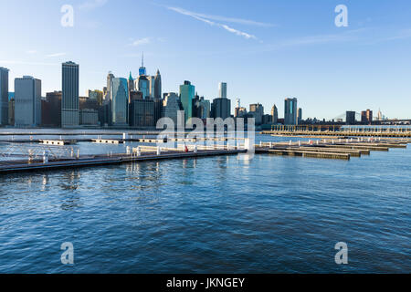 Brooklyn Heights Promenade con East River Docks guardando verso Manhattan, New York, Stati Uniti d'America Foto Stock