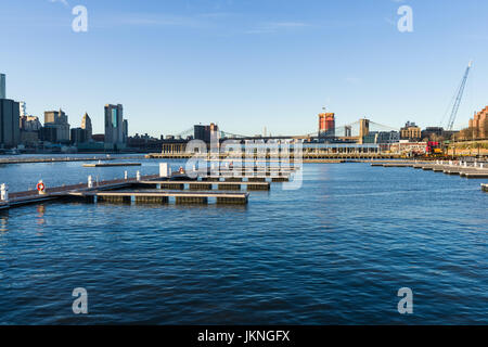 Brooklyn Heights Promenade con East River Docks, New York Foto Stock