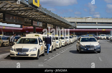 Taxi, terminale di un aeroporto di Tegel, villaggio Reinicken, Berlino, Germania, terminale A, Flughafen Tegel, Reinickendorf, Deutschland Foto Stock